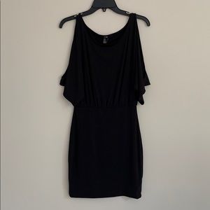 Stretchy black mini dress with open sleeve